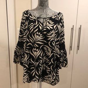 Print black and off white blouse